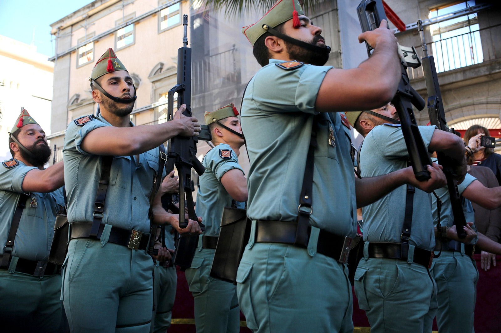 Recibimiento a la Legión en las calles del centro de Huelva