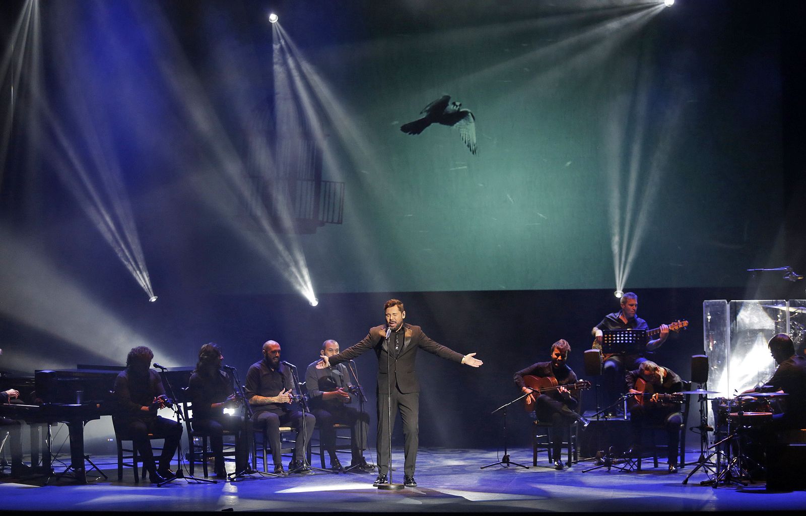 Imágenes de la actuación de Miguel Pôveda en el Teatro Falla