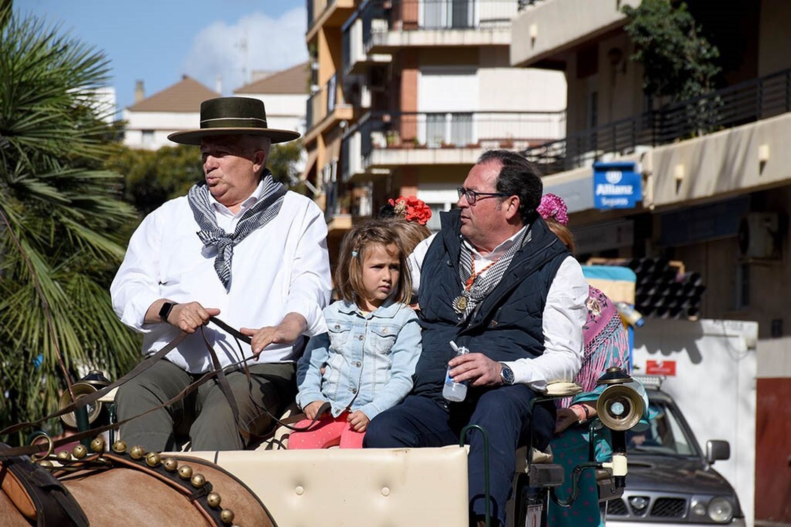 Imágenes de los peregrinos de la Hermandad de Emigrantes en su salida por las calles de Huelva