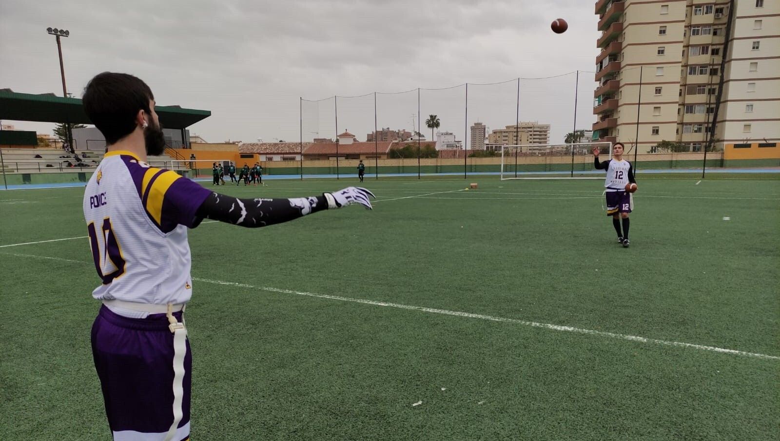 Dos jugadores de Sevilla Linces calientan antes de disputar la jornada celebrada en Fuengirola.