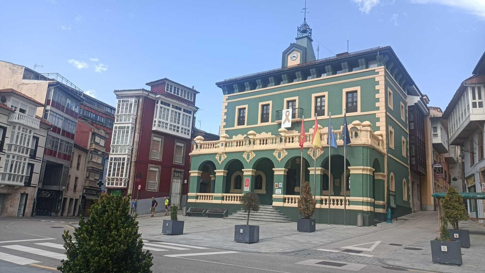El vistoso Ayuntamiento de Tineo. Las casas próximas también son muy llamativas.