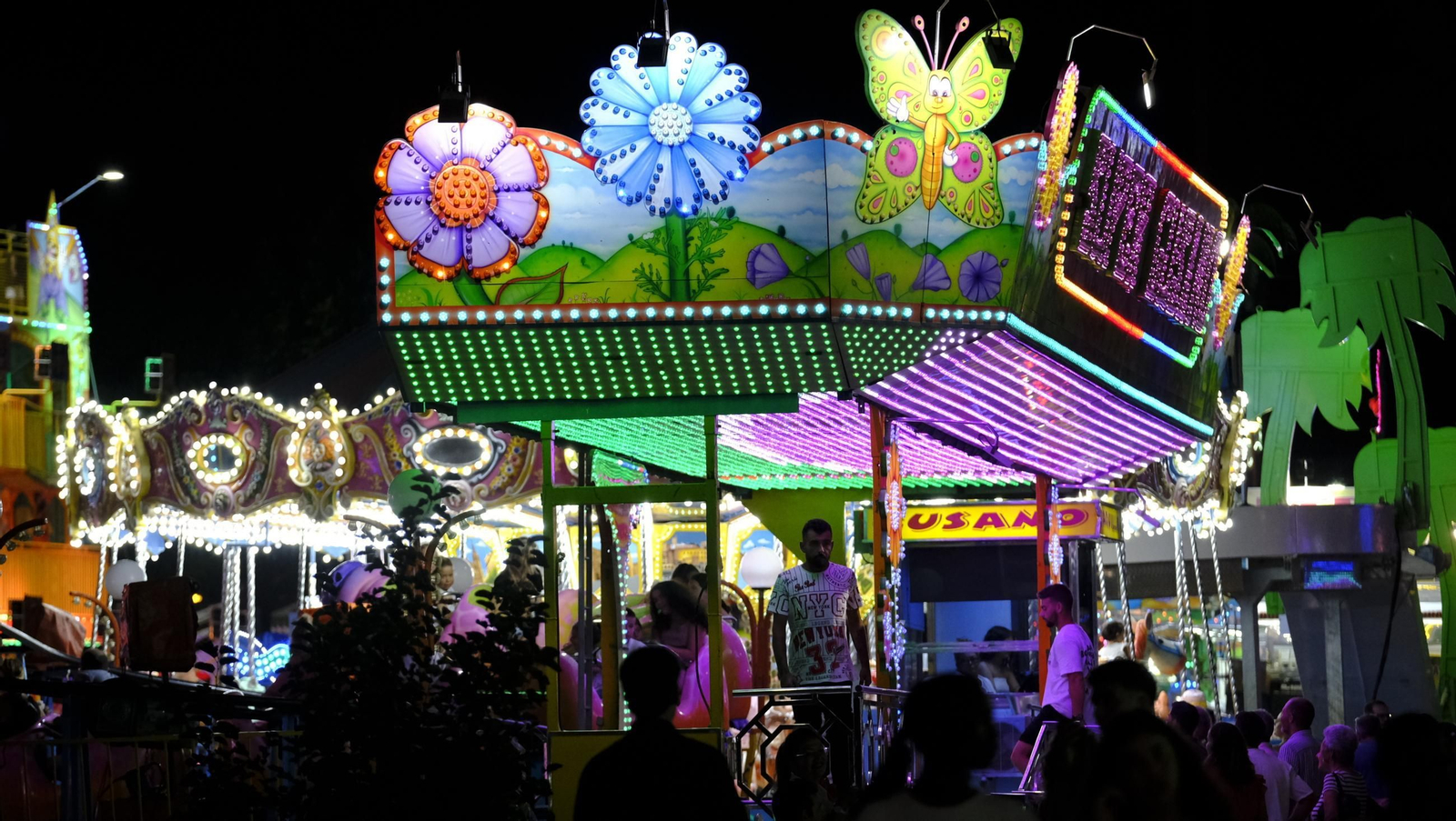 El pregón de la Feria de Almería 2025 y el encendido de la portada, en imágenes