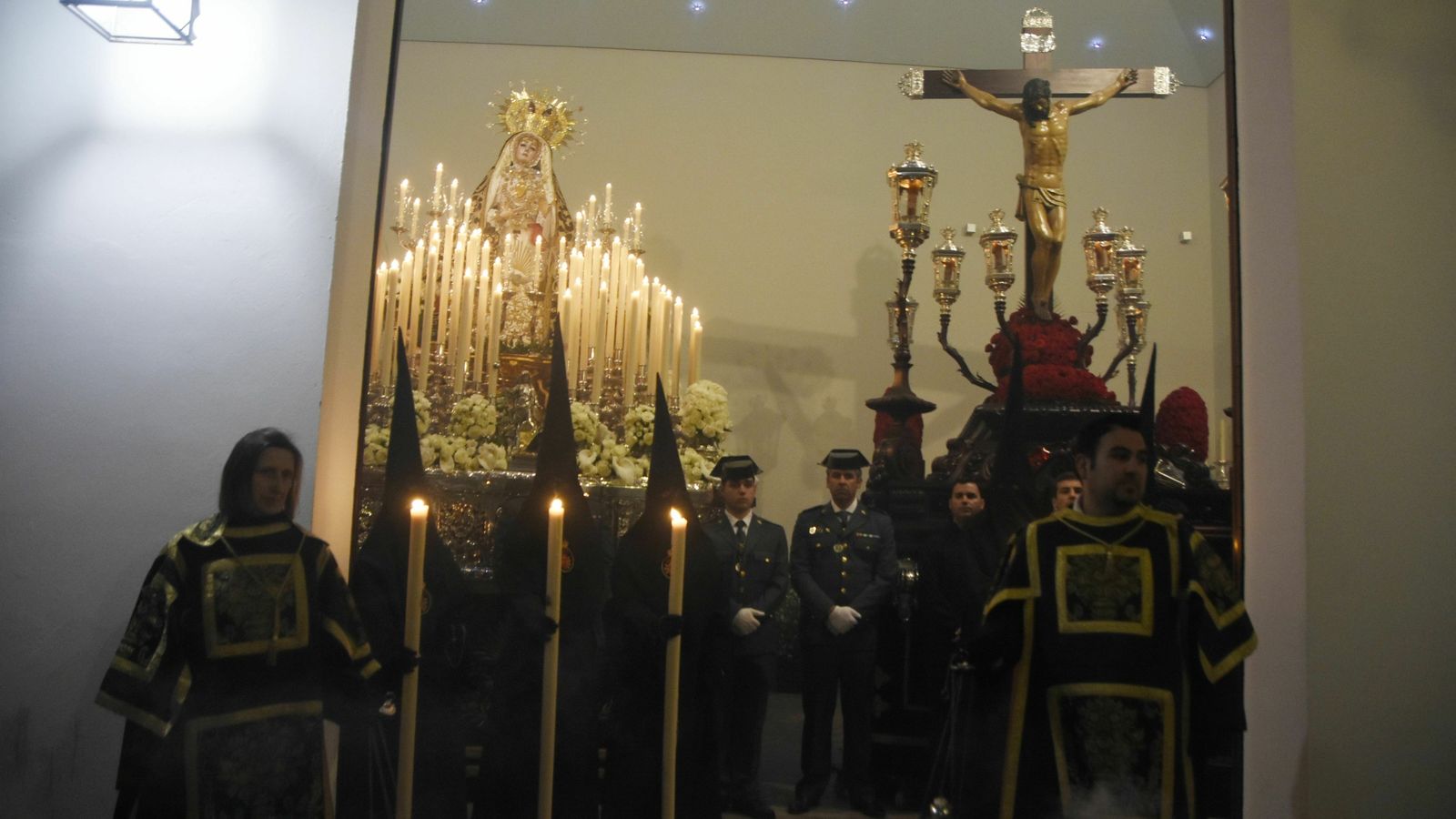 Turno de vela ante los pasos de Los Dolores y el Cristo de la Clemencia