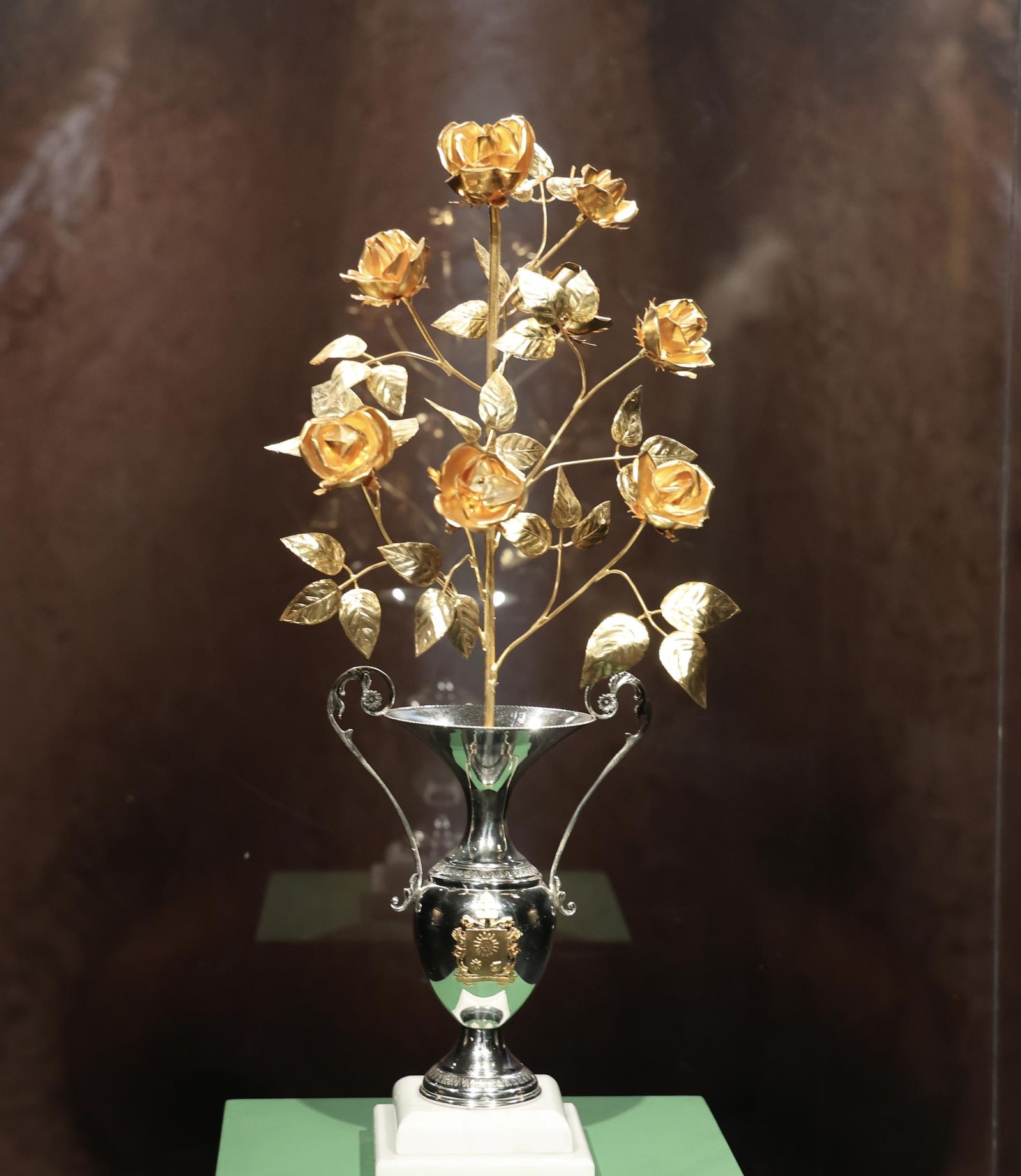 Exposición Ofrenda. Rosa. Corona. Beso