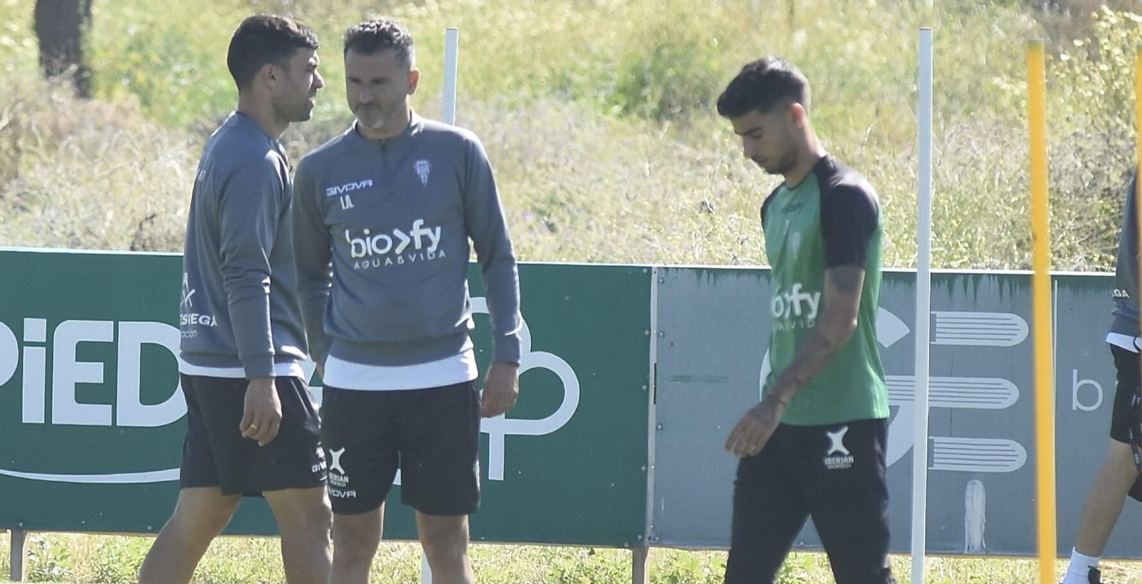 Calderón, junto a Iván Ania, en un entrenamiento del Córdoba CF. Calderón, junto a Iván Ania, en un entrenamiento del Córdoba CF.