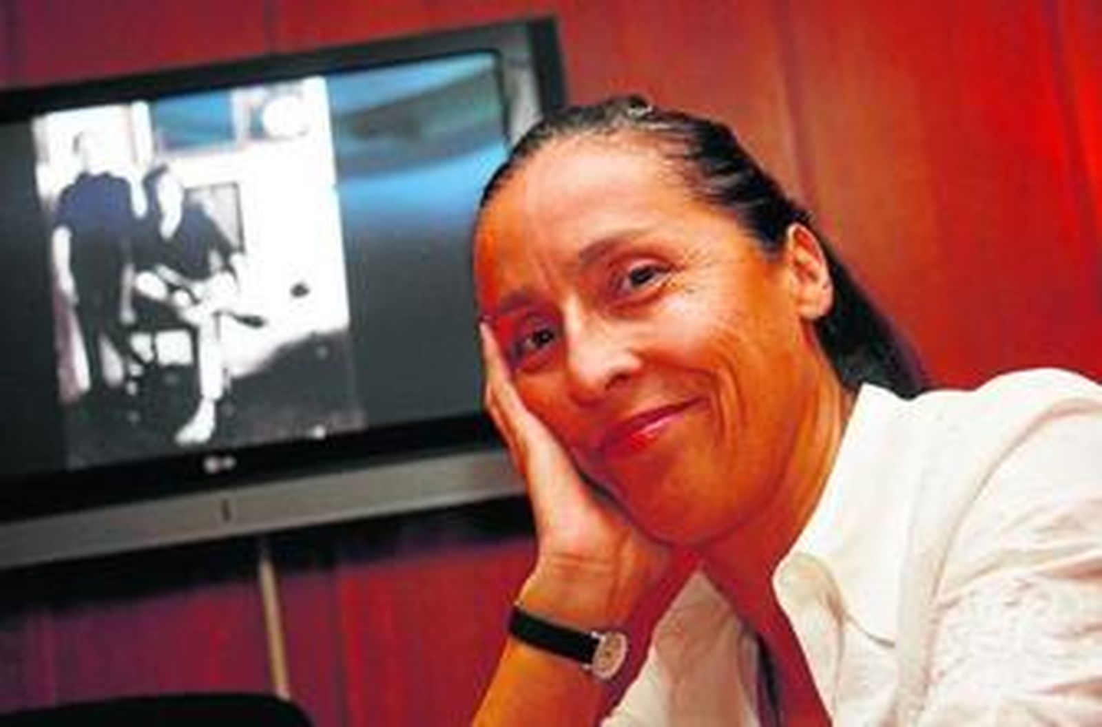 Ana María Cortijo, en su despacho de la calle Imagen. Al fondo, una foto de sus padres.