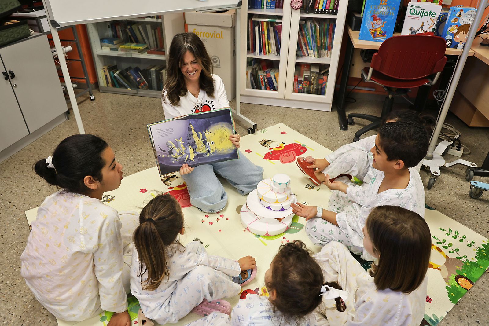 Imágenes de la celebración del Día del Libro en el aula de Pediatría del Hospital Juan Ramón Jiménez