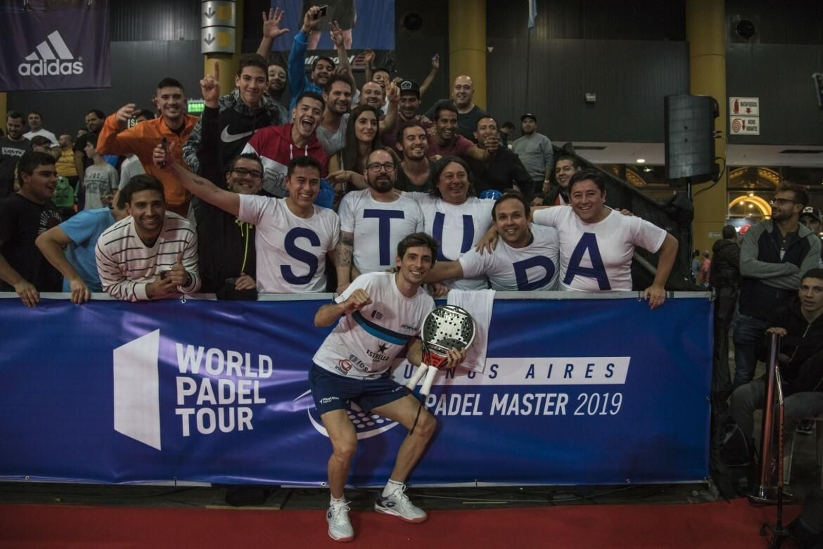 El argentino Stupaczuk festeja con un grupo de fans la victoria contra Lebrón y Navarro. El argentino Stupaczuk festeja con un grupo de fans la victoria contra Lebrón y Navarro.