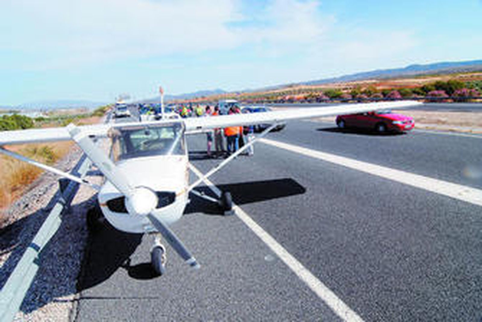 1. La avioneta se quedó entre el carril de salida y el arcén del kilómetro 144, a la altura de Padul. 2. Sorprendentemente, a las cinco de la tarde no había una gran afluencia de vehículos y Ramón Suárez pudo acercarse a la calzada sin causar problemas. 3. La Guardia Civil acudió de inmediato a la autovía para escoltar al aeroplano, que fue trasladado a una nave del pueblo.  4. Mientras la avioneta estaba en la carretera se produjo un pequeño corte de tráfico. 5. Ramón Suárez, de 38 años, sólo tenía en su haber 80 horas de vuelo.