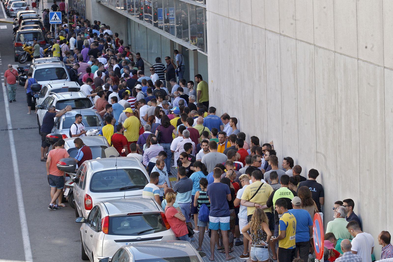 Colas alrededor del estadio en una imagen de archivo.