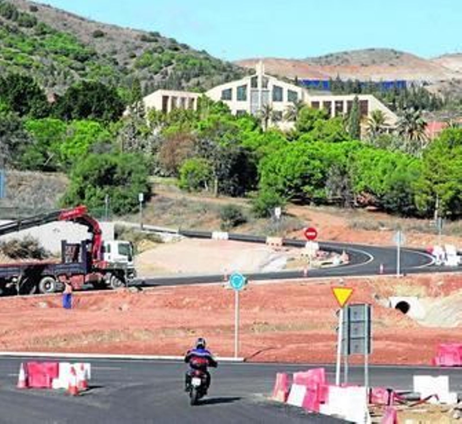 Una 'gymkana' para llegar al cementerio