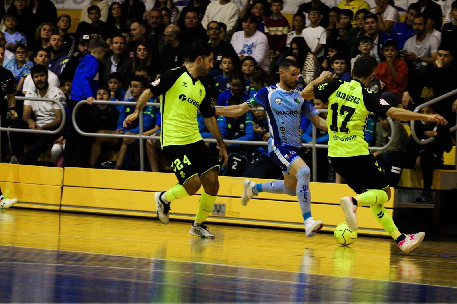 El celeste Josete prepara la pierna para el disparo ante la presión rival durante el encuentro de la pasada jornada ante el Betis.