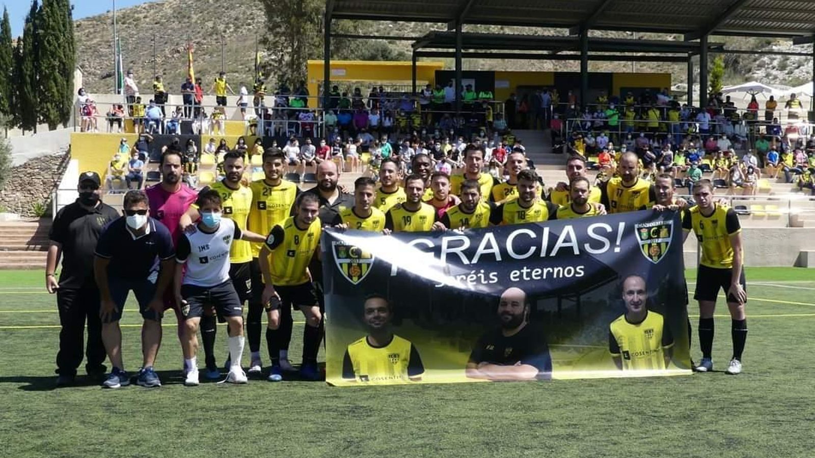 El plantel cantoriano en el último partido del curso en Los Olivos.