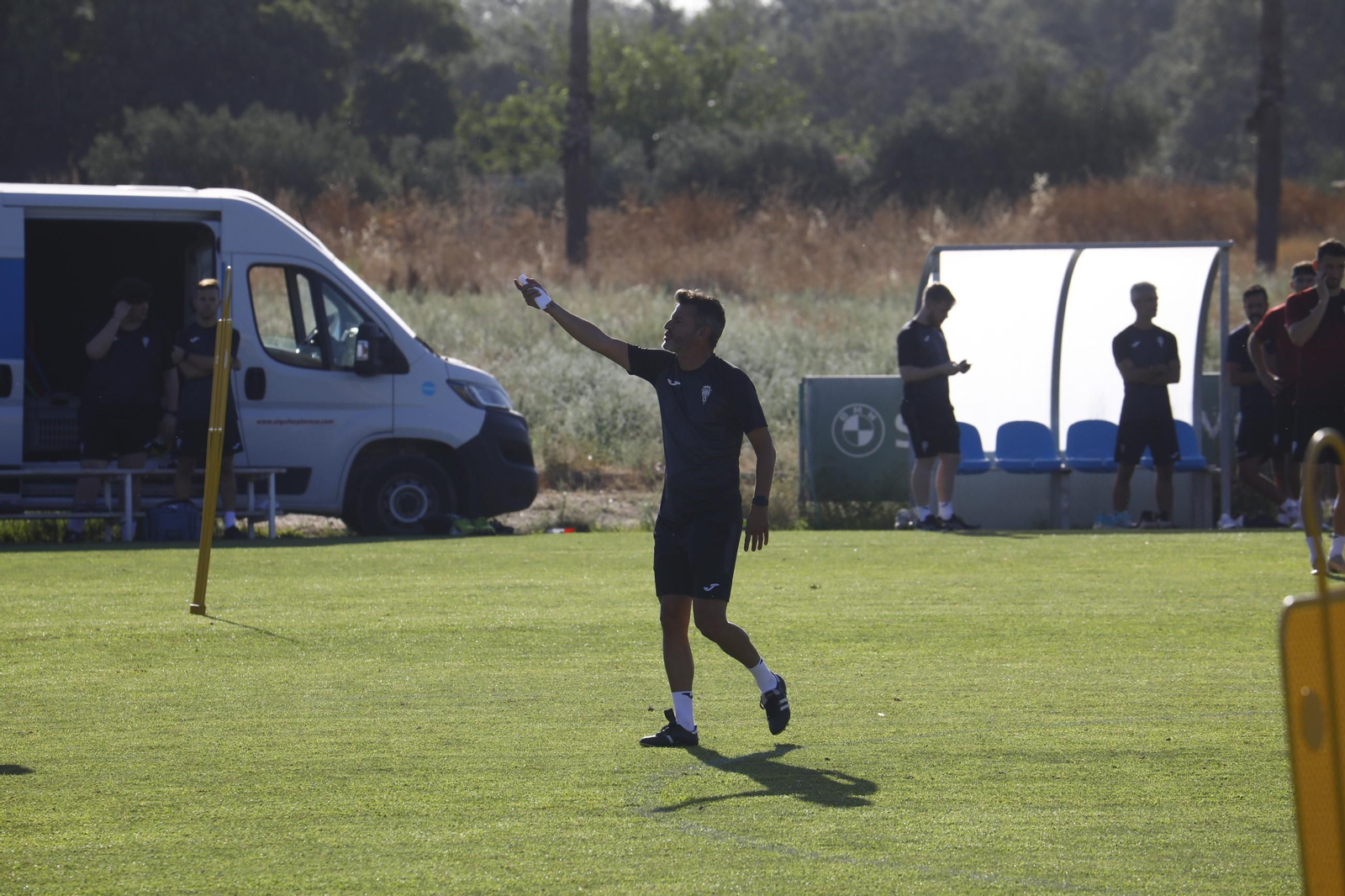 Iván Ania da indicaciones a los suyos durante la pretemporada. Iván Ania da indicaciones a los suyos durante la pretemporada.
