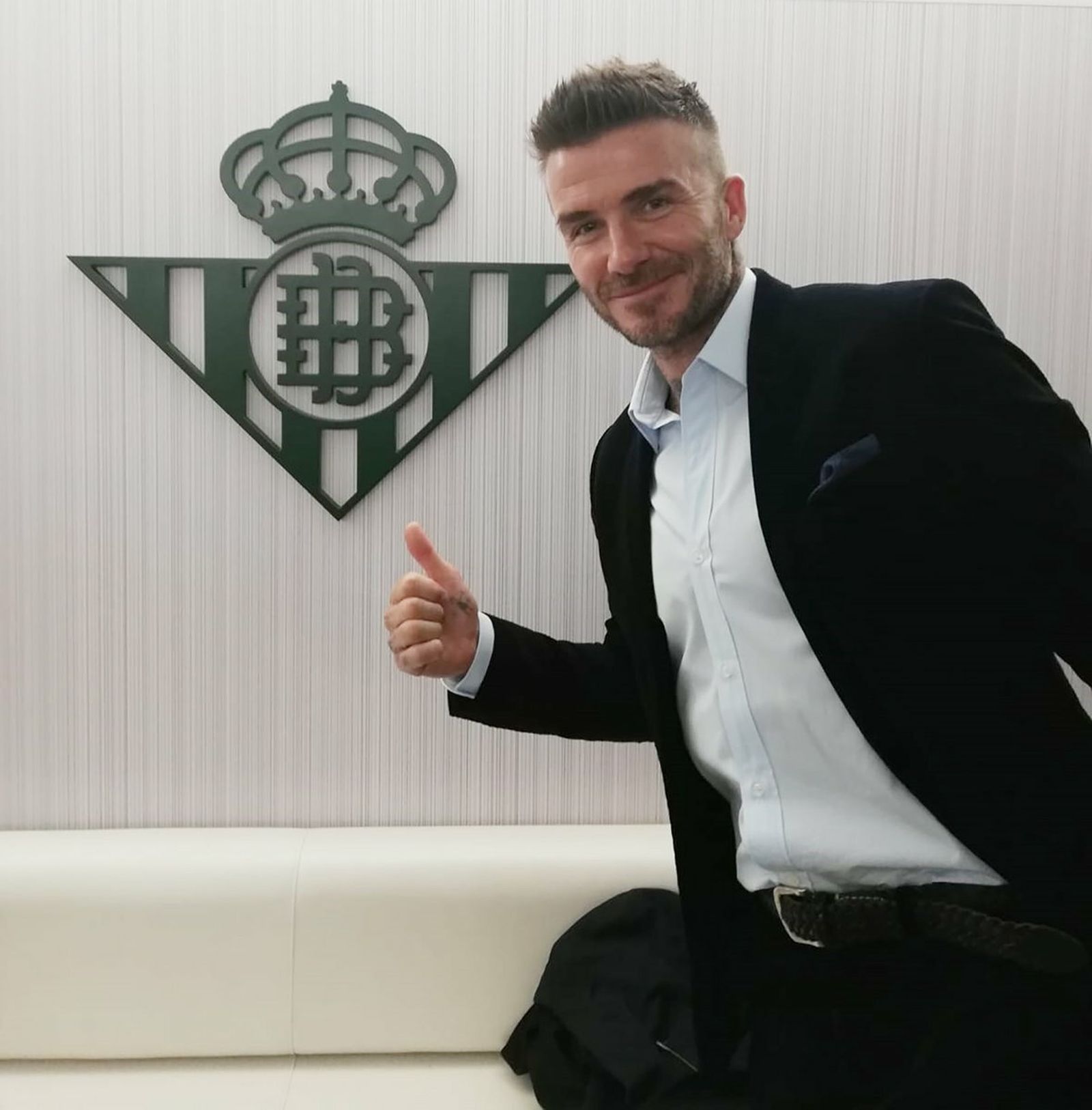 David Beckham posa con el escudo del Betis.
