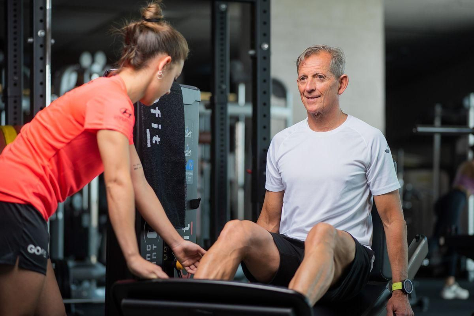 Adulto haciendo deporte en un gimnasio.