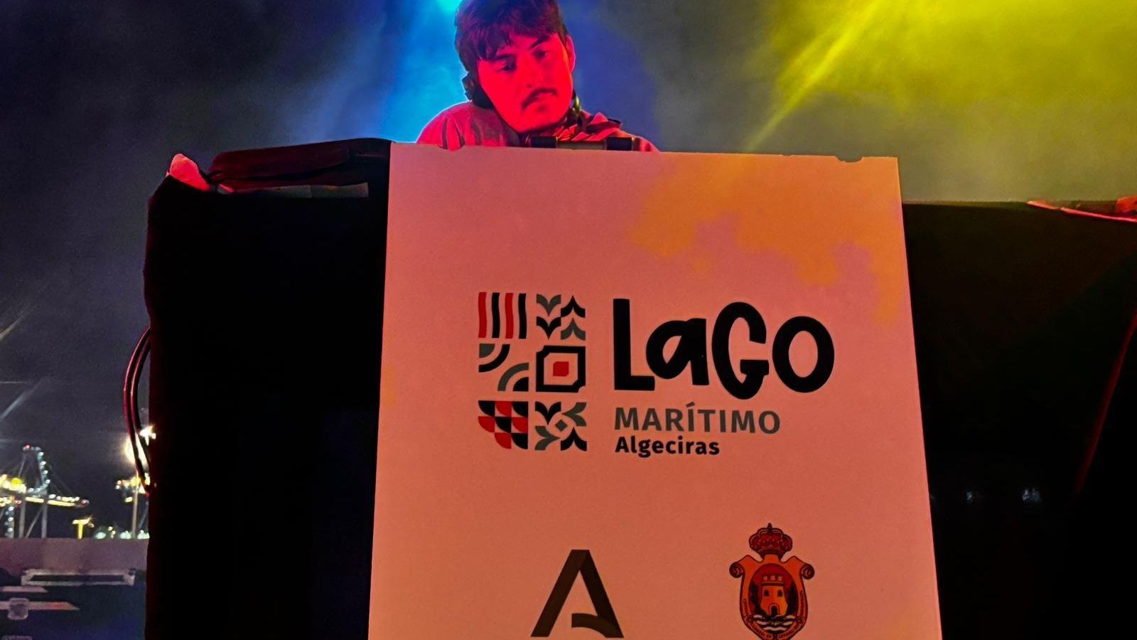 Un DJ, en la fiesta joven.