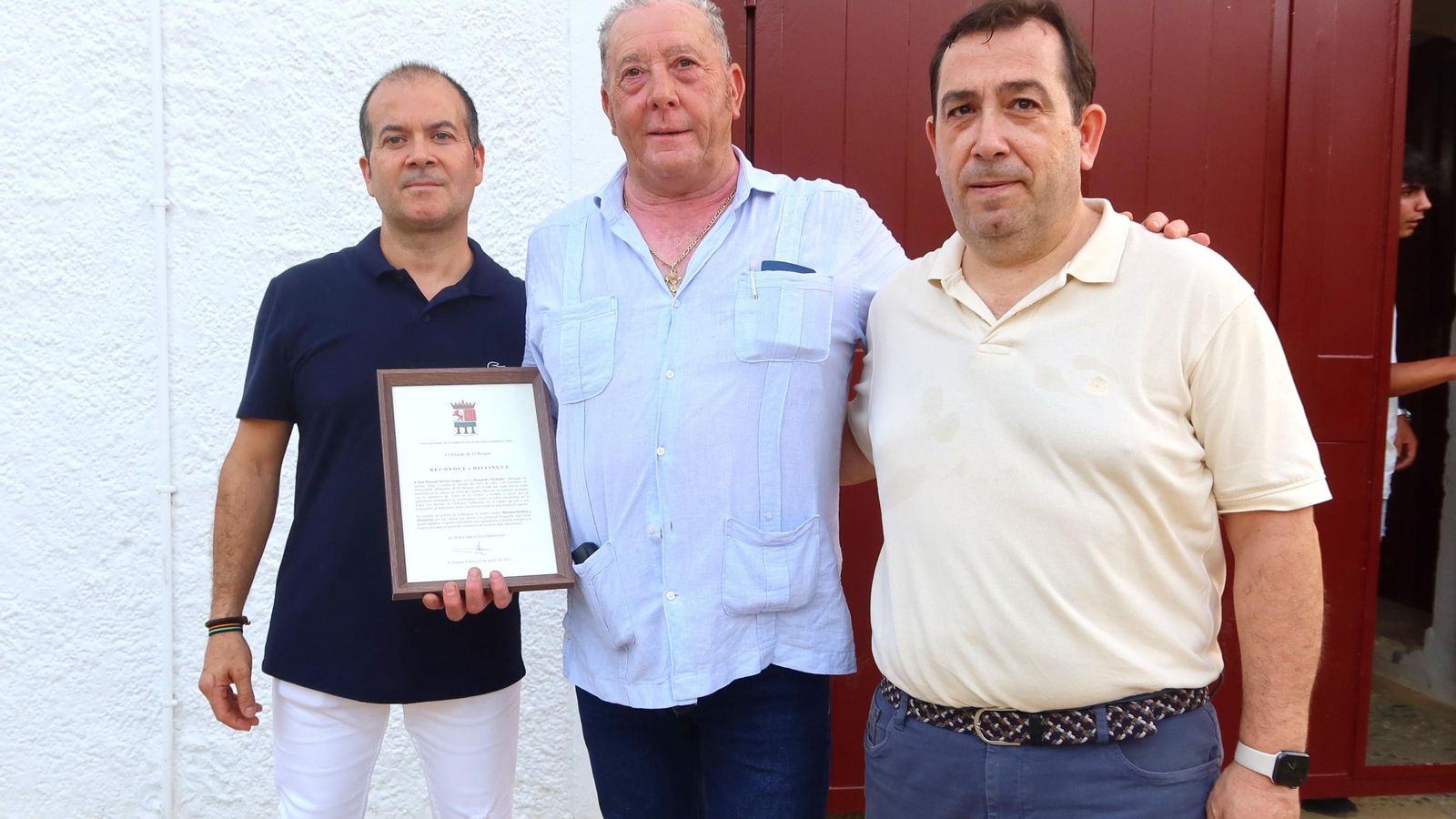 El Mayoral Manuel Serván con el galardón de ‘Bosqueño Ejemplar’, junto al alcalde de El Bosque, Rubén Corrales (derecha) y el concejal Antonio Ramírez.