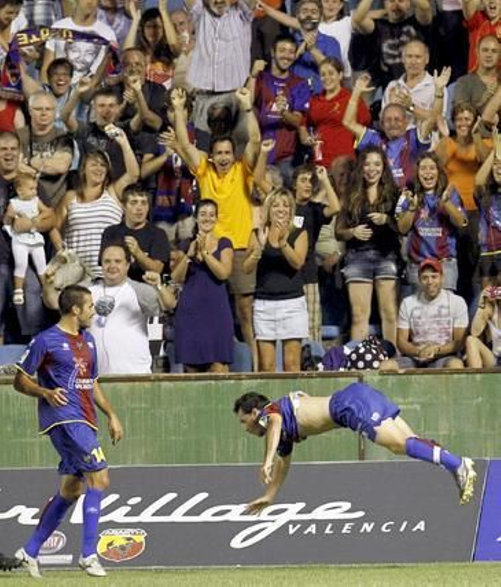 Cabriola de Rubén después de inaugurar el marcador.

Foto: AFP / Reuters / EFE