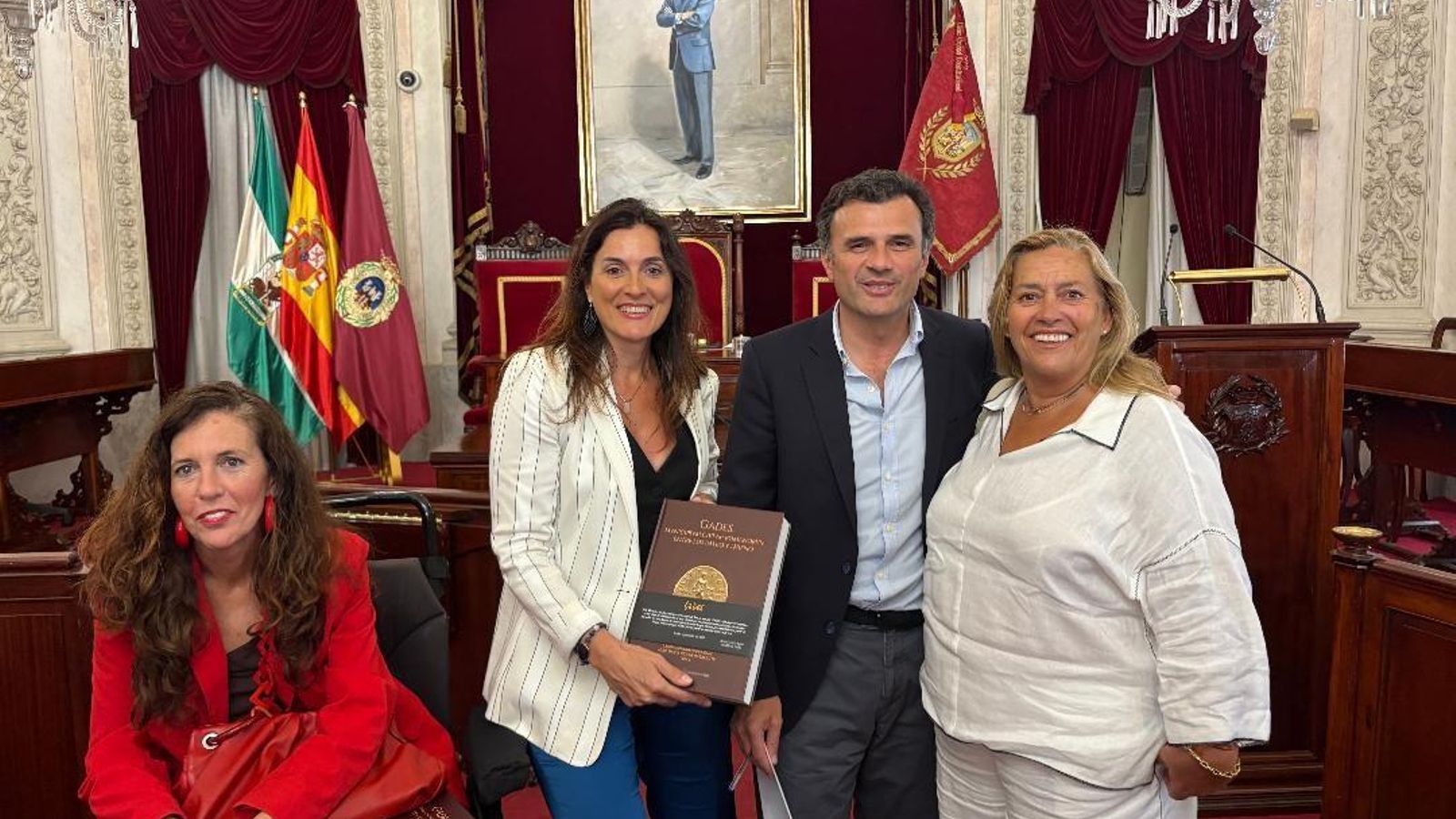Nuria Álvarez, Ana San Juan, el alcalde Bruno García y María Luisa Lavado, viuda del arqueólogo Lorenzo Perdigones, al que se le ha dedicado el nuevo libro.