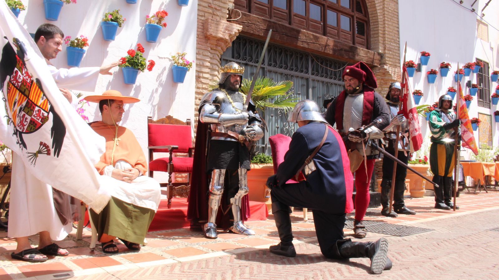 La recreación de la investidura de caballeros en la puerta del Ayuntamiento.