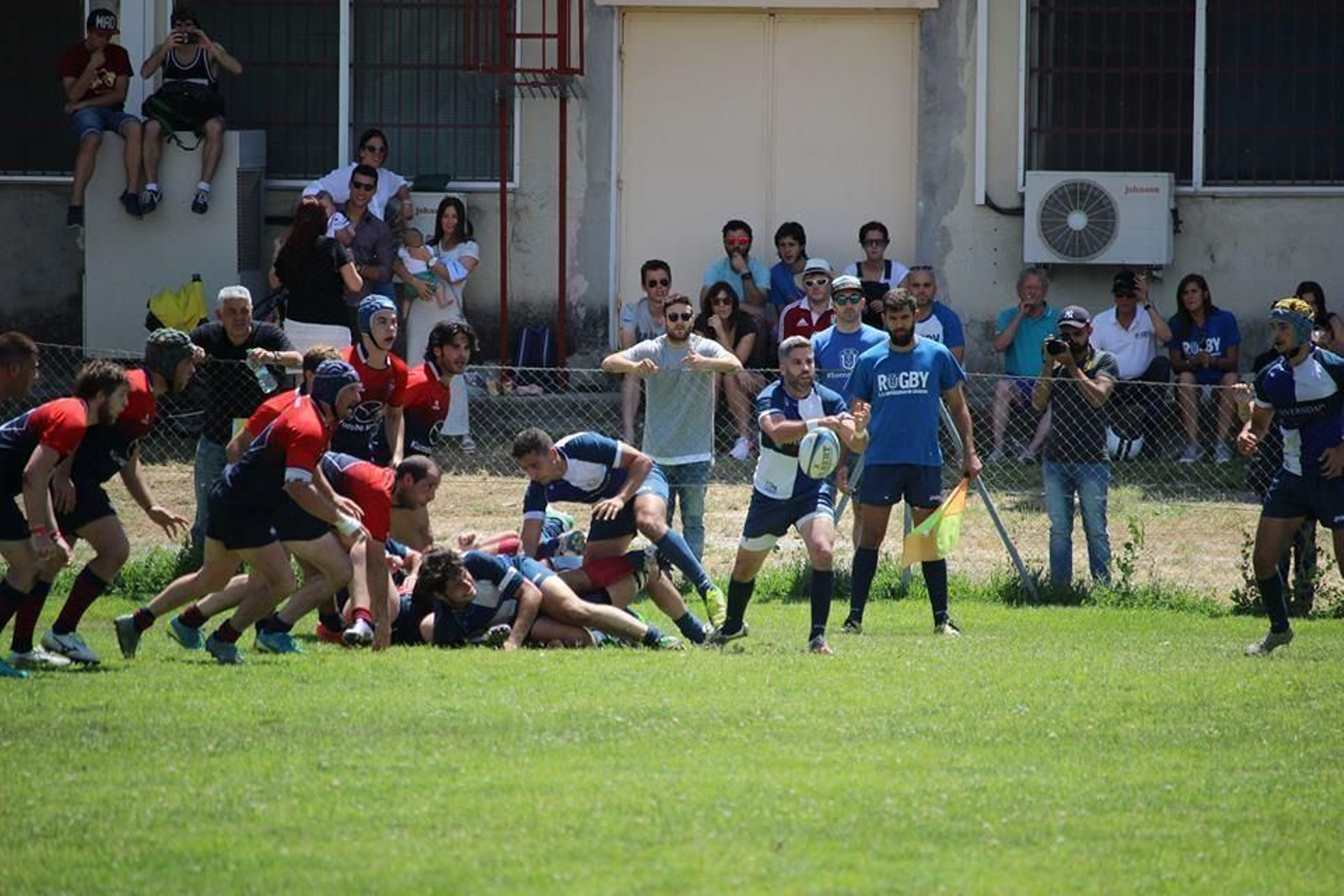 El universitario Brett trata de progresar dentro de la defensa del Majadahonda con el apoyo de Gonzalo y Juanca.