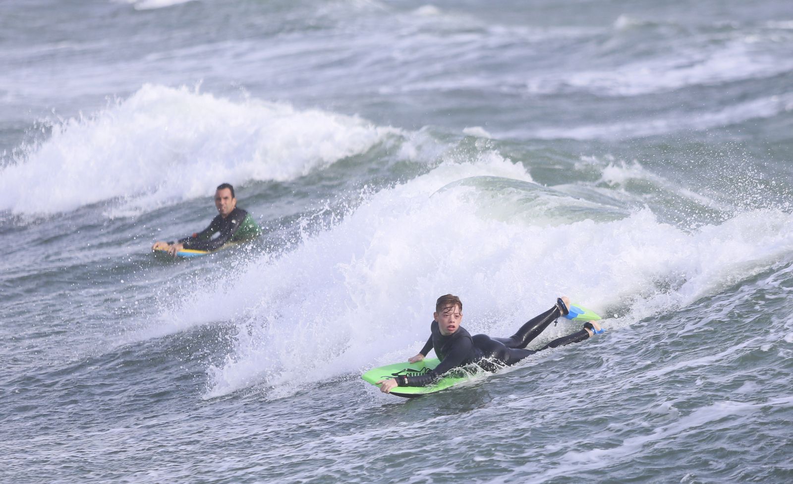 Viento, olas y surfistas para iniciar el fin de semana