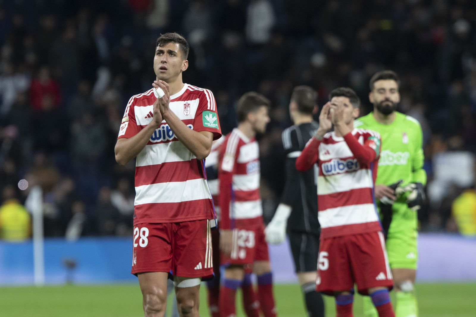 Jugadores del Granada tras el partido en el Bernabeu