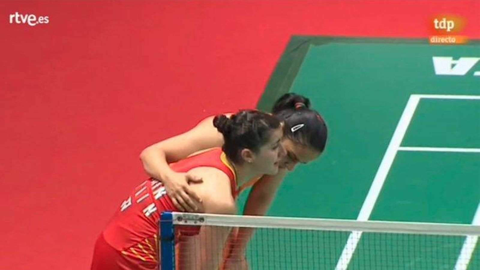 Saina Nehwal se interesa por Carolina Marín el momento de caer lesionada.