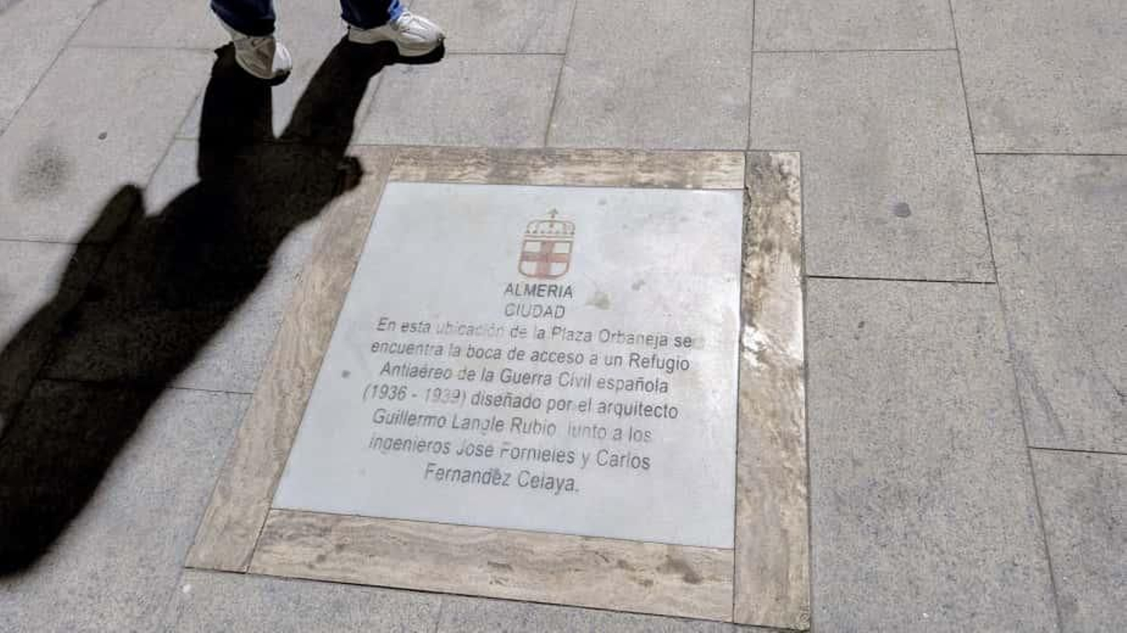 Placa conmemorativa en la Plaza Orbaneja que señala el lugar exacto de una de las bocas originales de acceso a los refugios antiaéreos diseñados por Guillermo Langle Rubio junto a José Fornieles y Carlos Fernández Celaya.