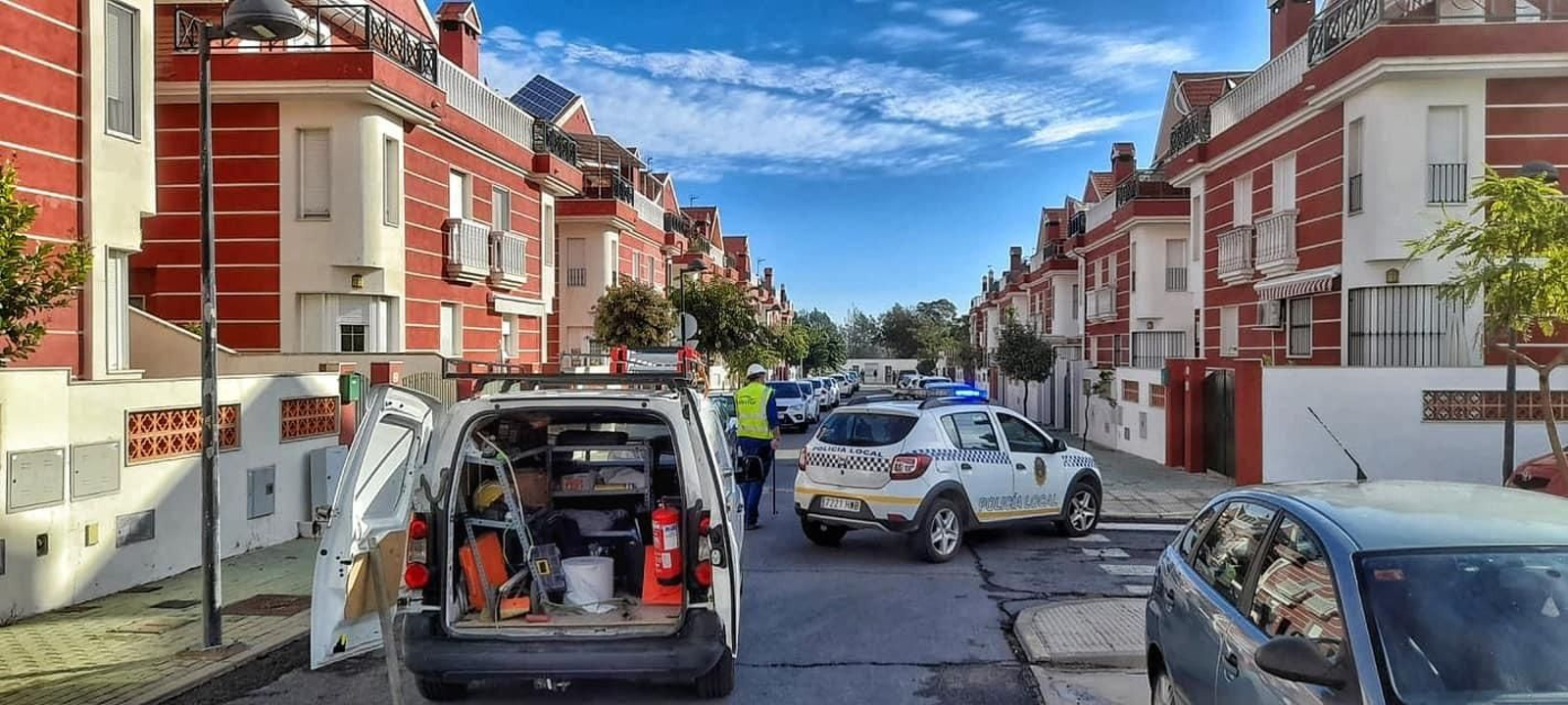 La Policía Local de Aljaraque cortó la calle y evacuó cautelarmente a los vecinos colindantes