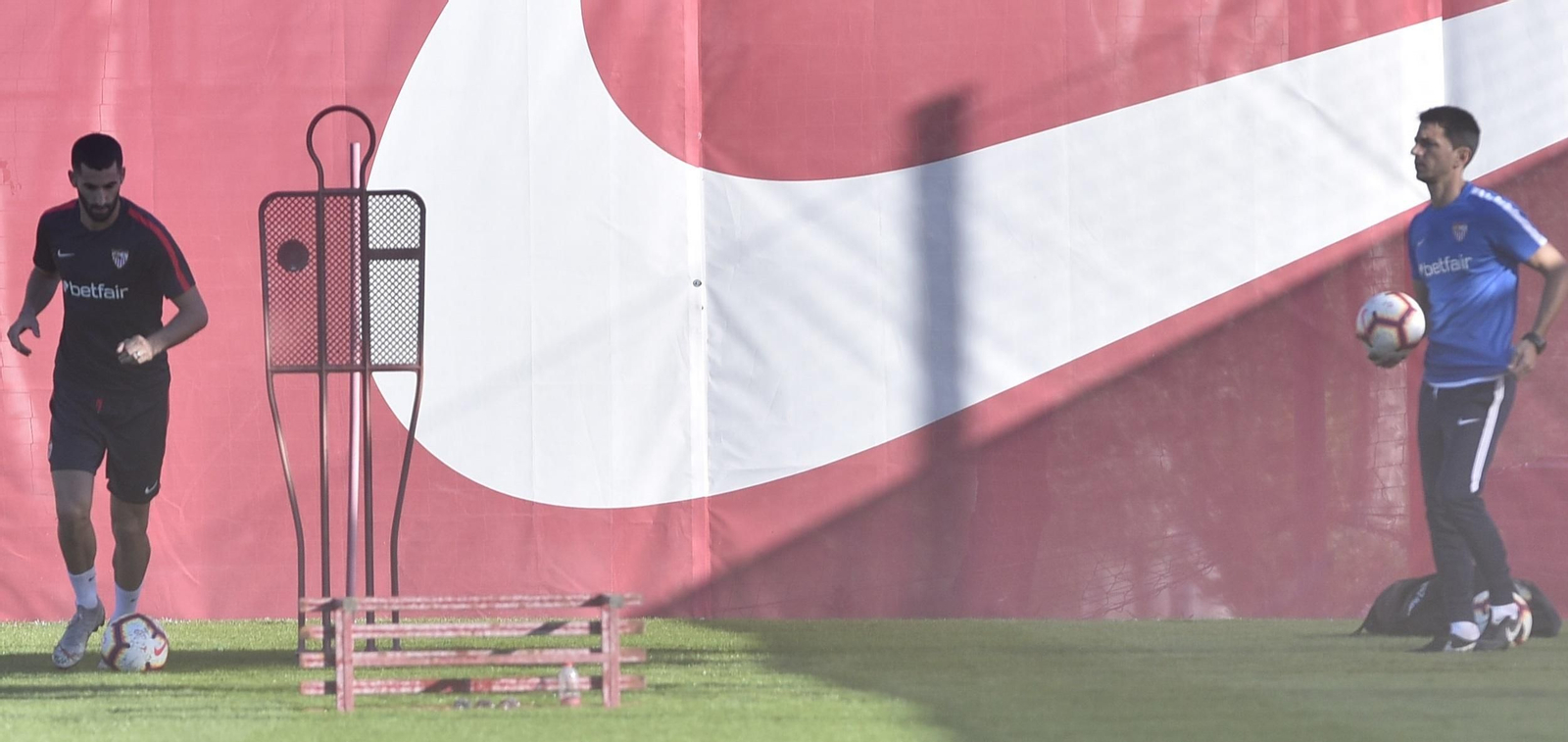 Gonalons realizó ejercicios con balón supervisados por los fisios.