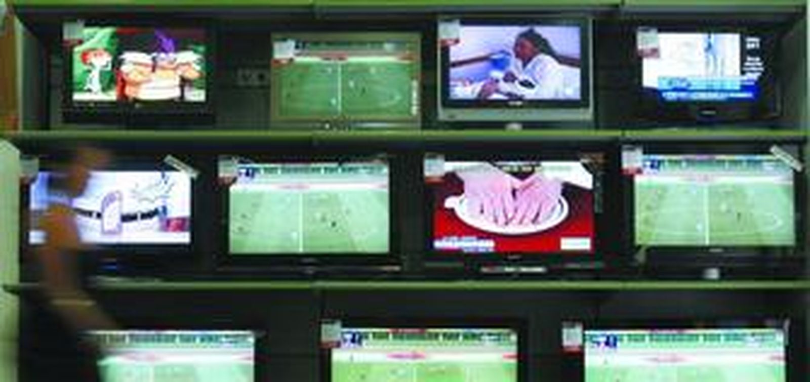 Varios televisores sintonizan la señal de la Televisión Digital Terrestre en una tienda de electrodomésticos de la capital.