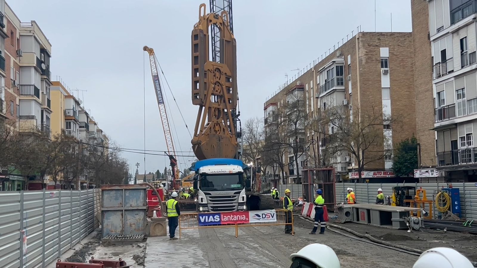 Las pantalladoras del Metro de Sevilla en la avenida Doctor Fedriani