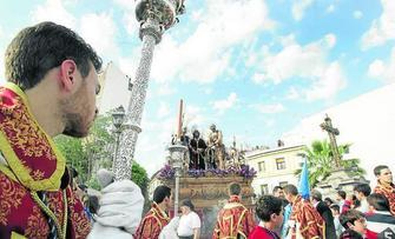 El Misterio de la Hermandad del Prendimiento, a su paso por la Cruz del Rastro.
