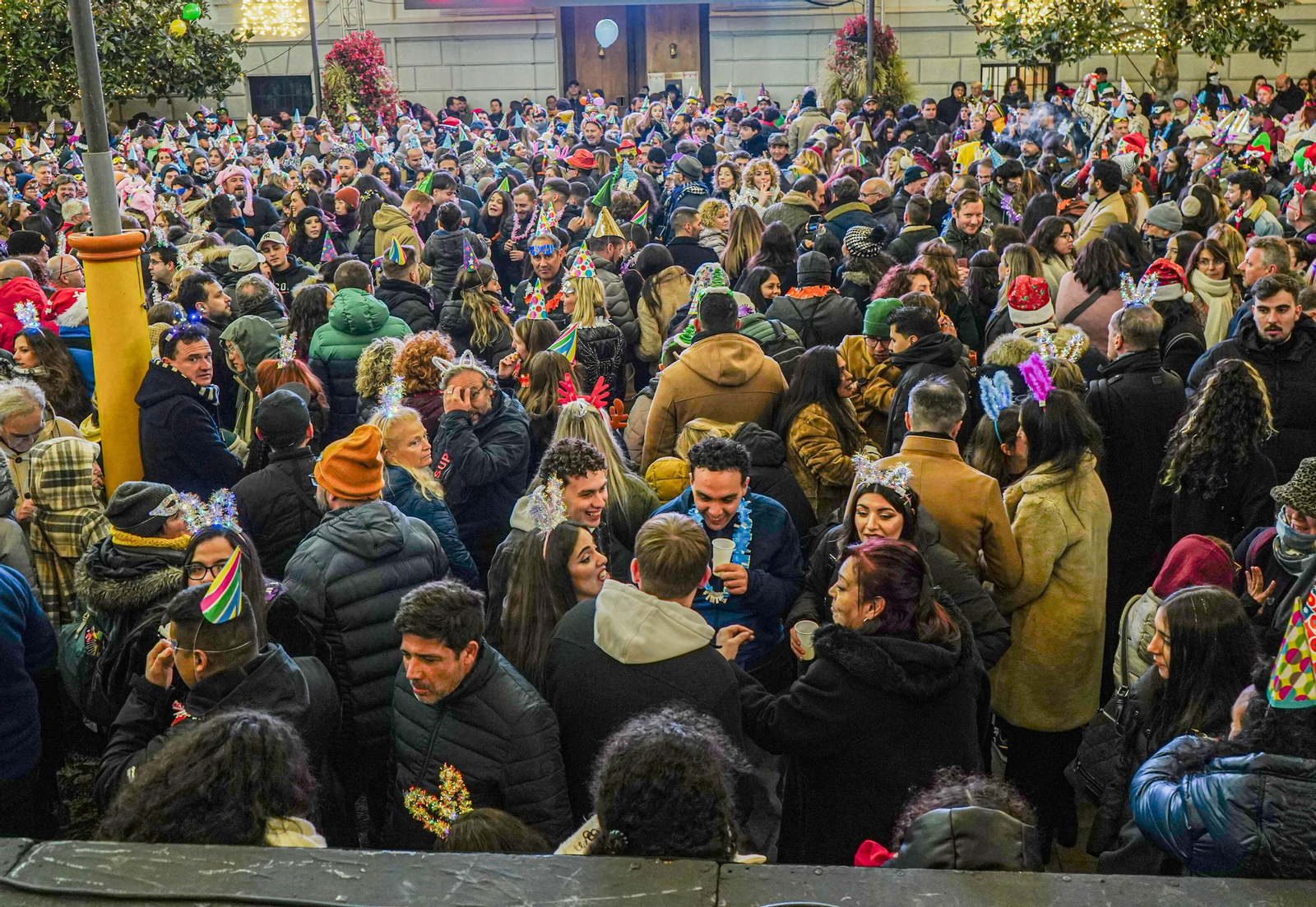 Así se vivieron las campanadas en la Plaza del Carmen de Granada: uvas y fiesta para recibir a 2024
