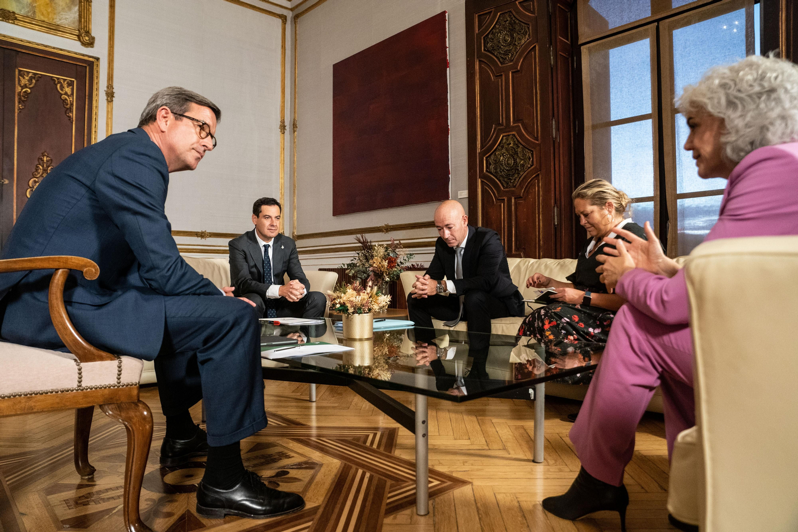 De izquierda a derecha, Jorge Paradela, Juanma Moreno, Diego Perdones, Henriette H. Thygesen y Amparo Moraleda.