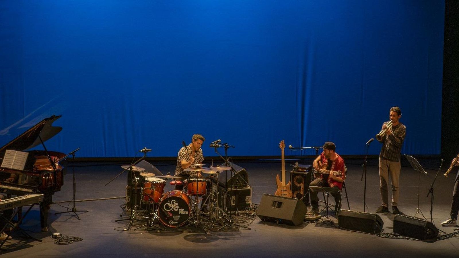 Otra vista del escenario con los músicos.