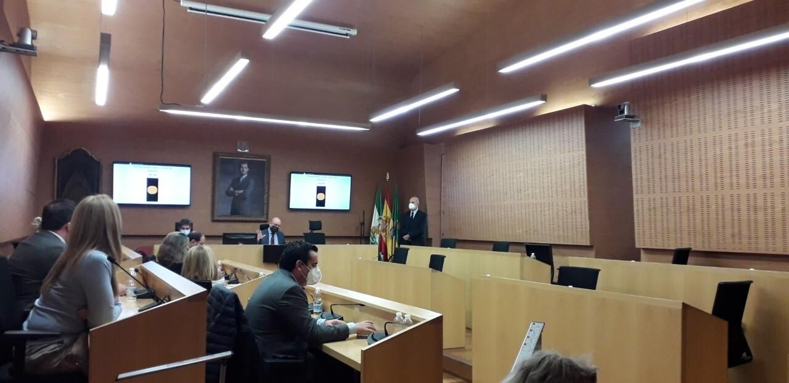 La bancada de la oposición, poco antes del final del pleno mientras hablaba el alcalde, vacía de concejales.