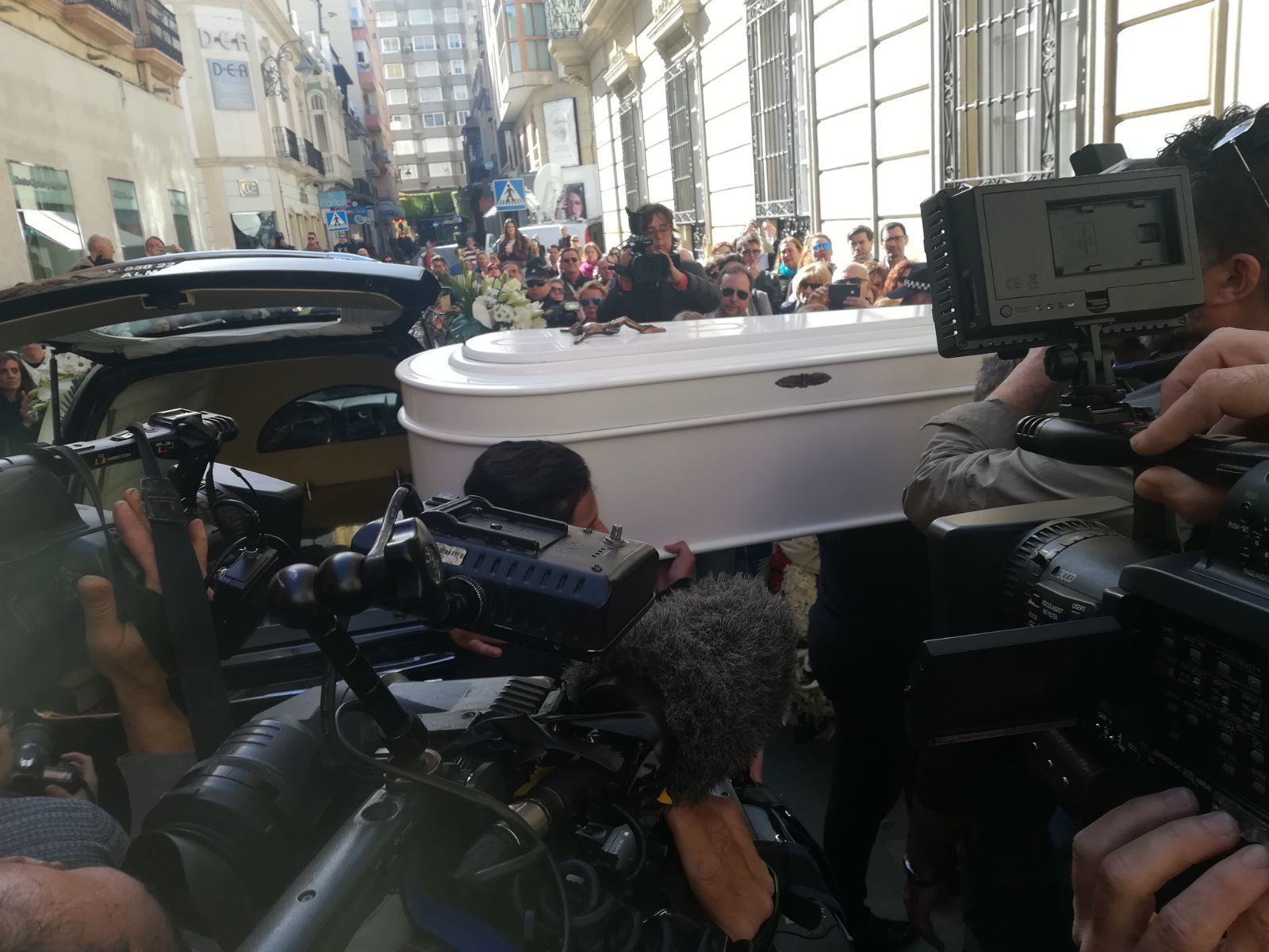 Las imágenes de la capilla ardiente de Gabriel Cruz.