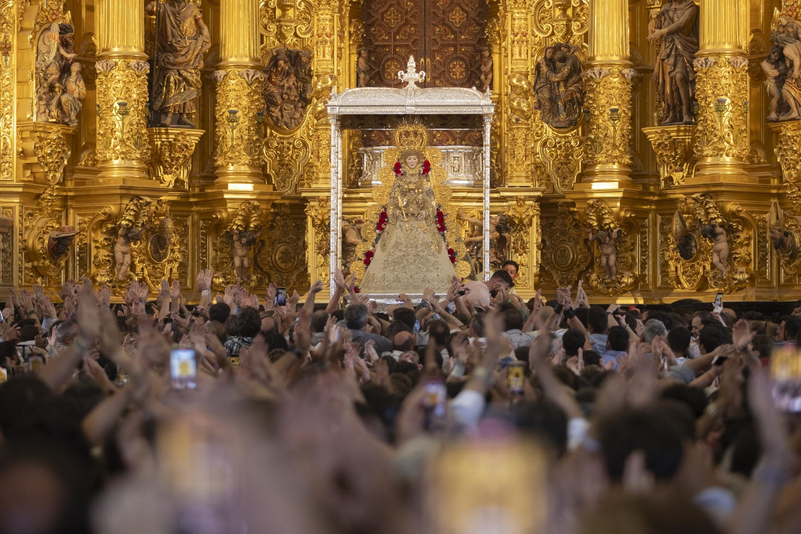 Las mejores imágenes de la procesión de la Virgen del Rocío en la aldea
