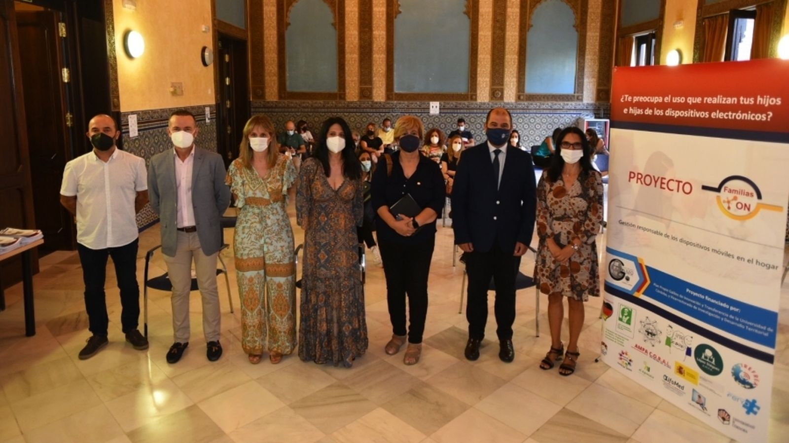 Asistentes a la presentación del programa 'Familias ON'.
