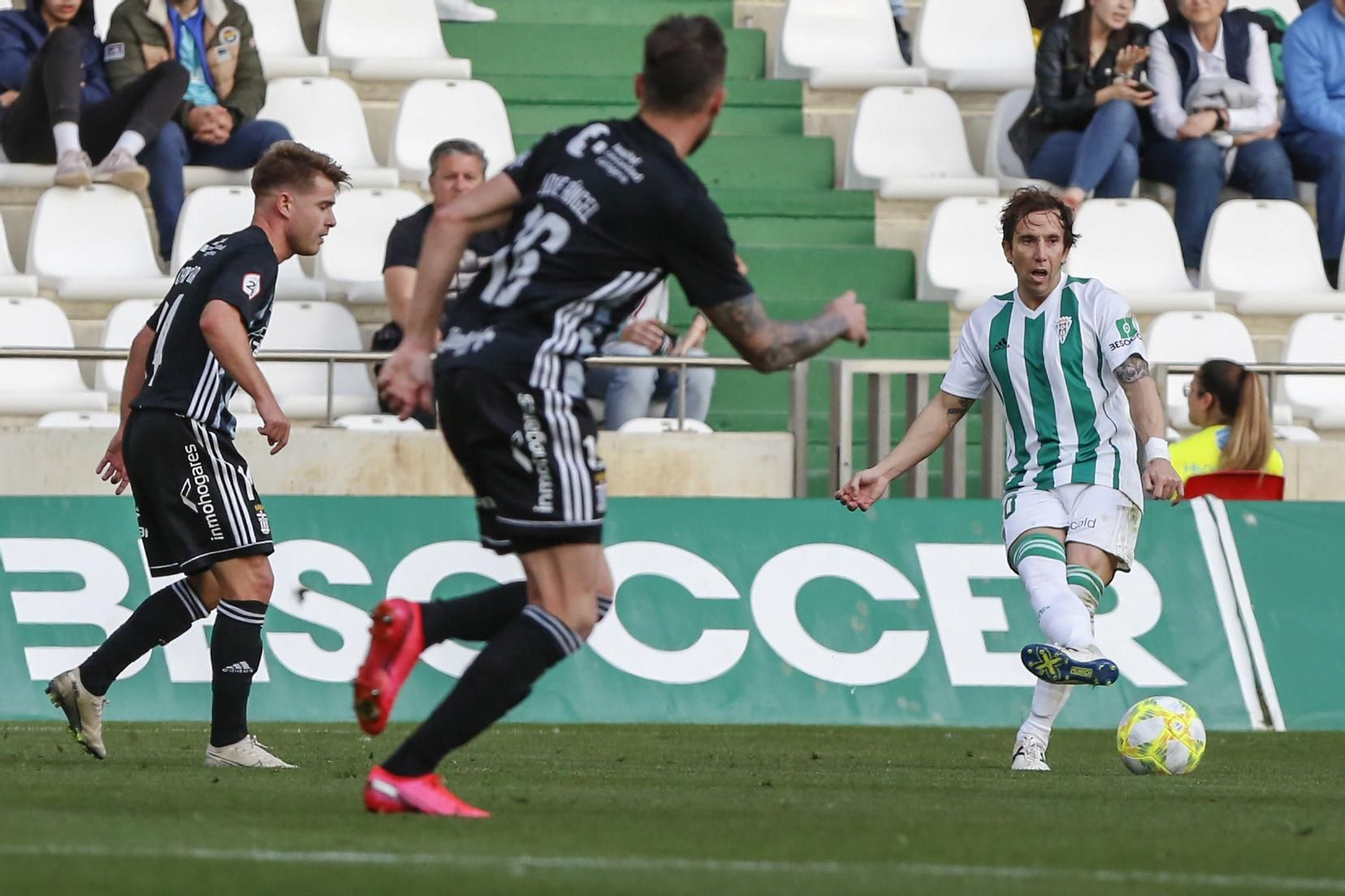 Raúl Cámara entrega un balón ante dos jugadores del Cartagena, en el duelo del pasado domingo.