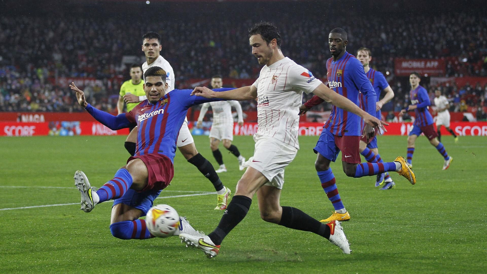Delaney y Araujo, en el último Sevilla-Barcelona.