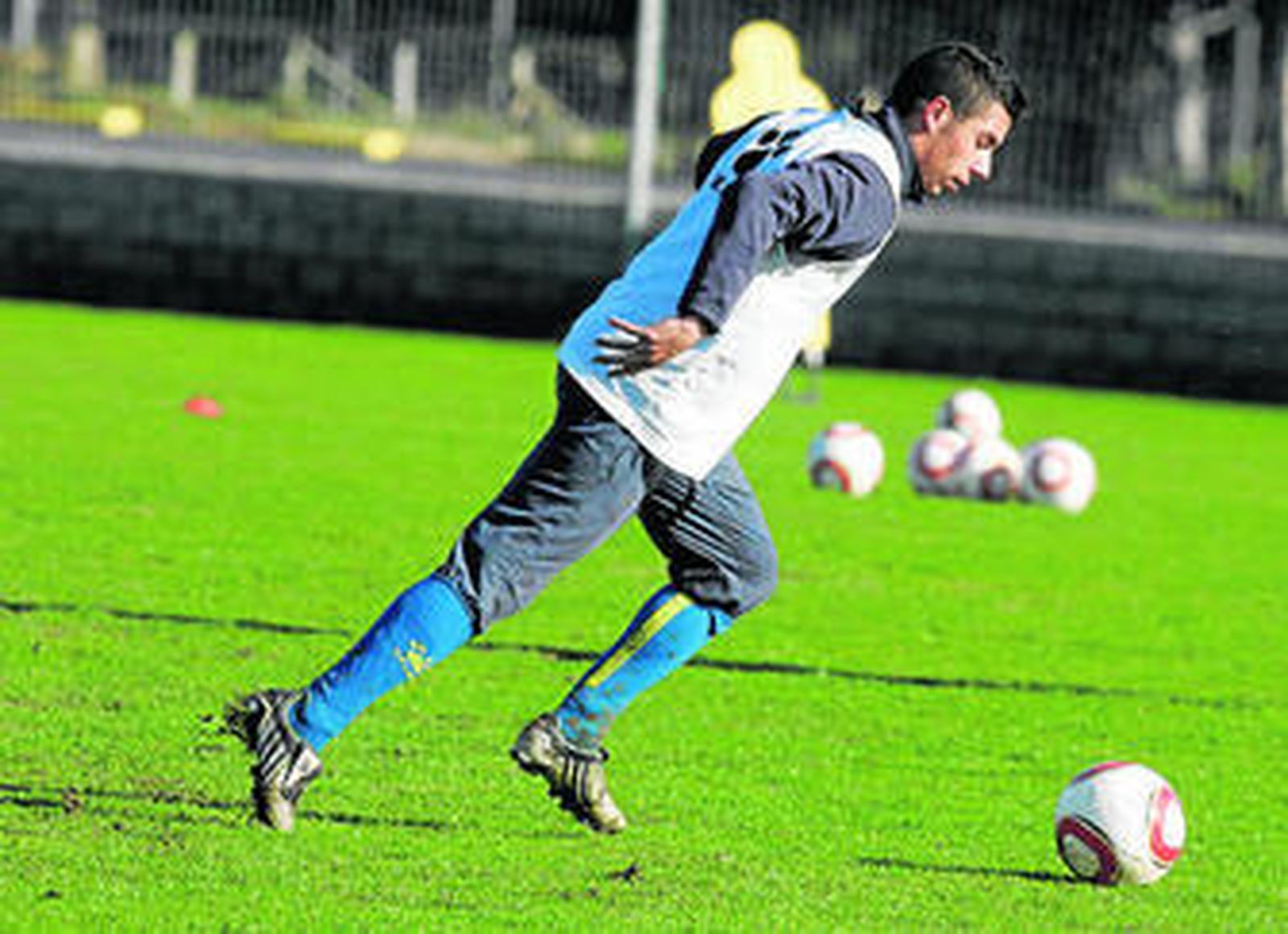 Carlos Caballero, rodeado de balones en un entrenamiento.
