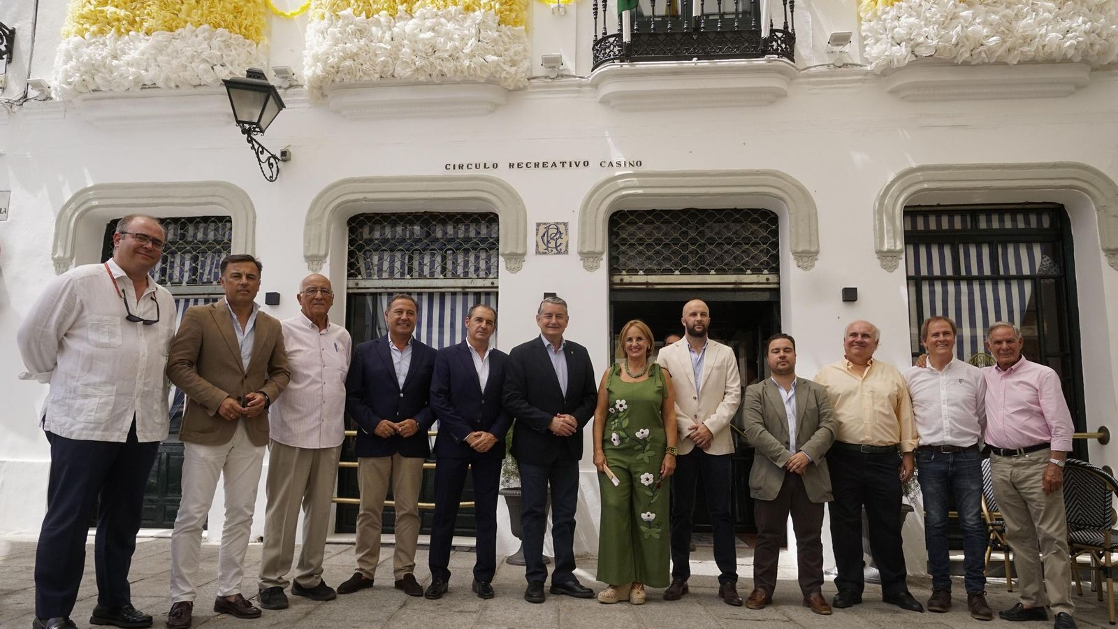 El consejero de Presidencia, a su llegada a la sede del Casino de Cazalla, antes de la celebración del acto.
