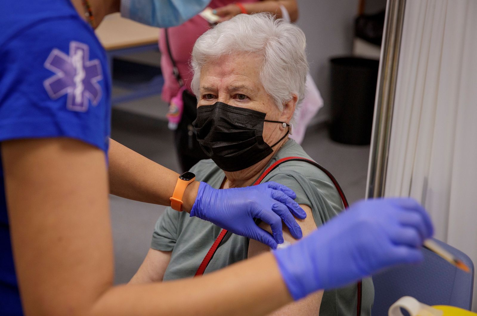 Una mujer recibe la tercera dosis de la vacuna contra el Covid -19 en el Distrito Sanitario de Sevilla.