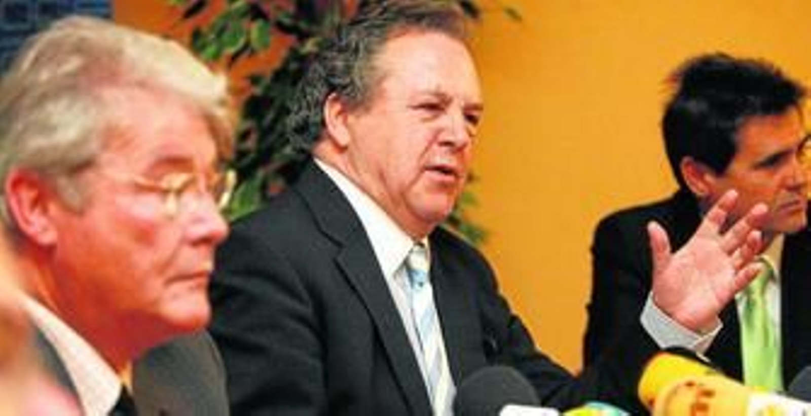 El ex presidente de Invercaria y de Ferias Internacionales Virtuales de Andalucía (FIVA) Tomás Pérez-Sauquillo, en el centro.