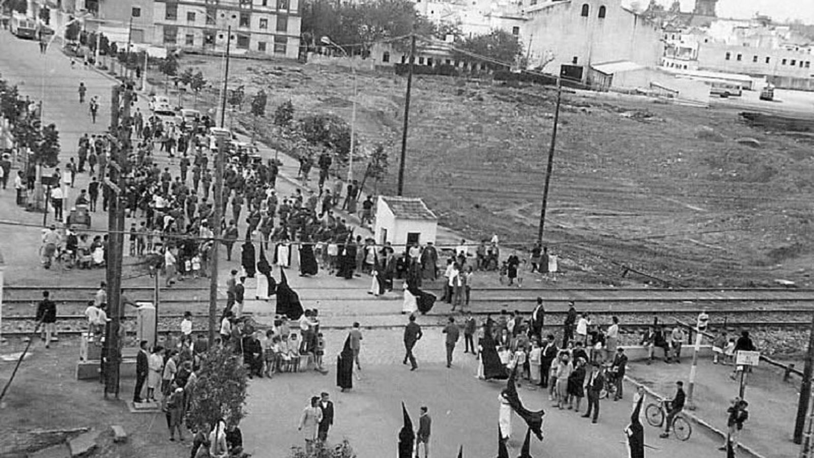 La cofradía cruzando la vía del tren.