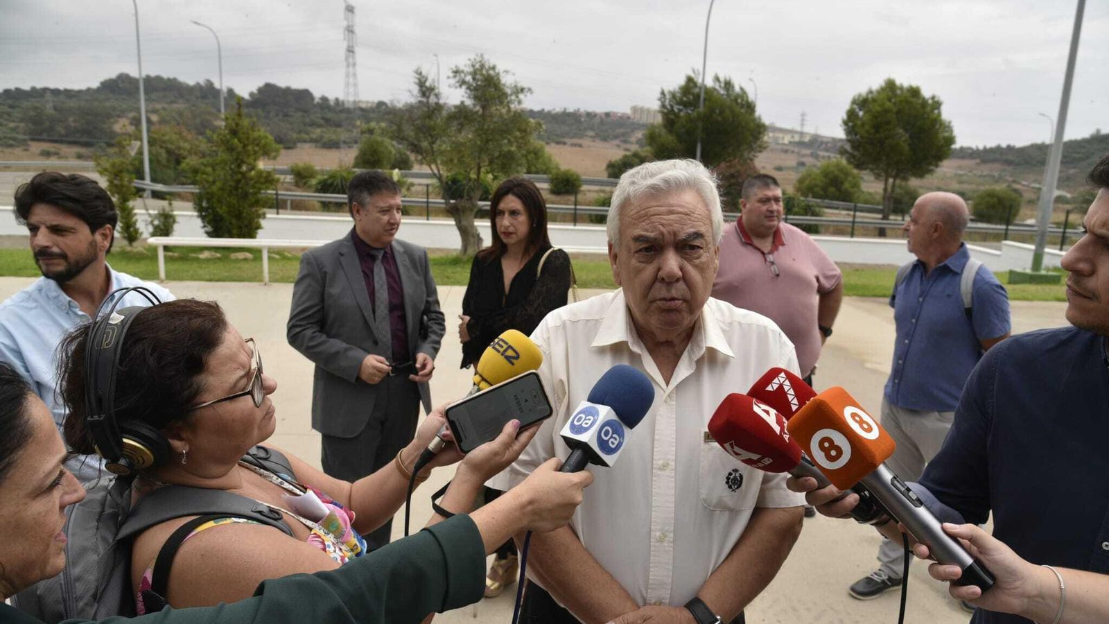 El director de la prisión, Francisco Márquez, y al fondo Alberto Ruiz y Aurora Andrés.